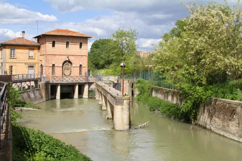 Écluse ancienne et maison de l’éclusier en briques sur le canal Navile
