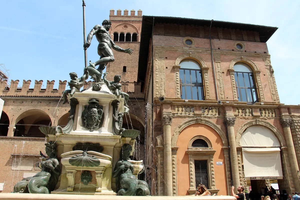Fontaine de Neptune en bronze devant les façades crénelées de la piazza del Nettuno