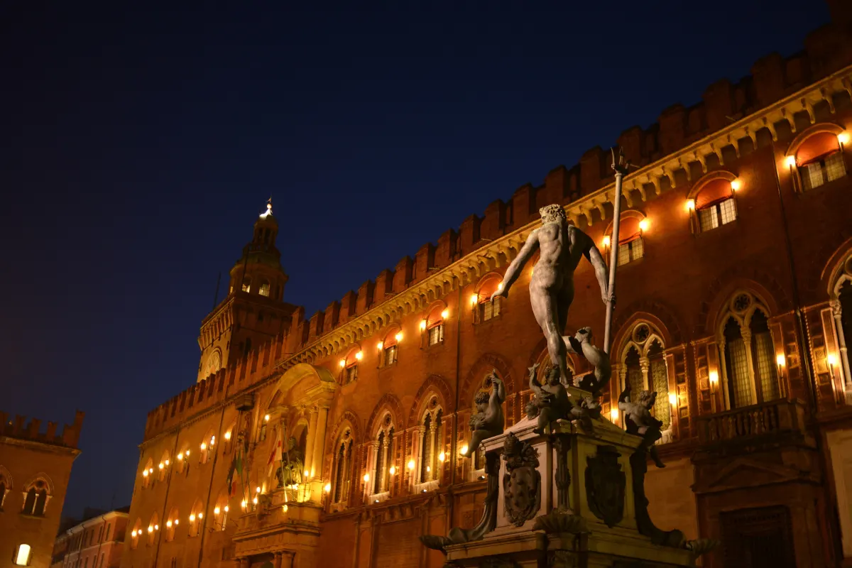 Fontaine de Neptune et Palazzo d’Accursio illuminés la nuit
