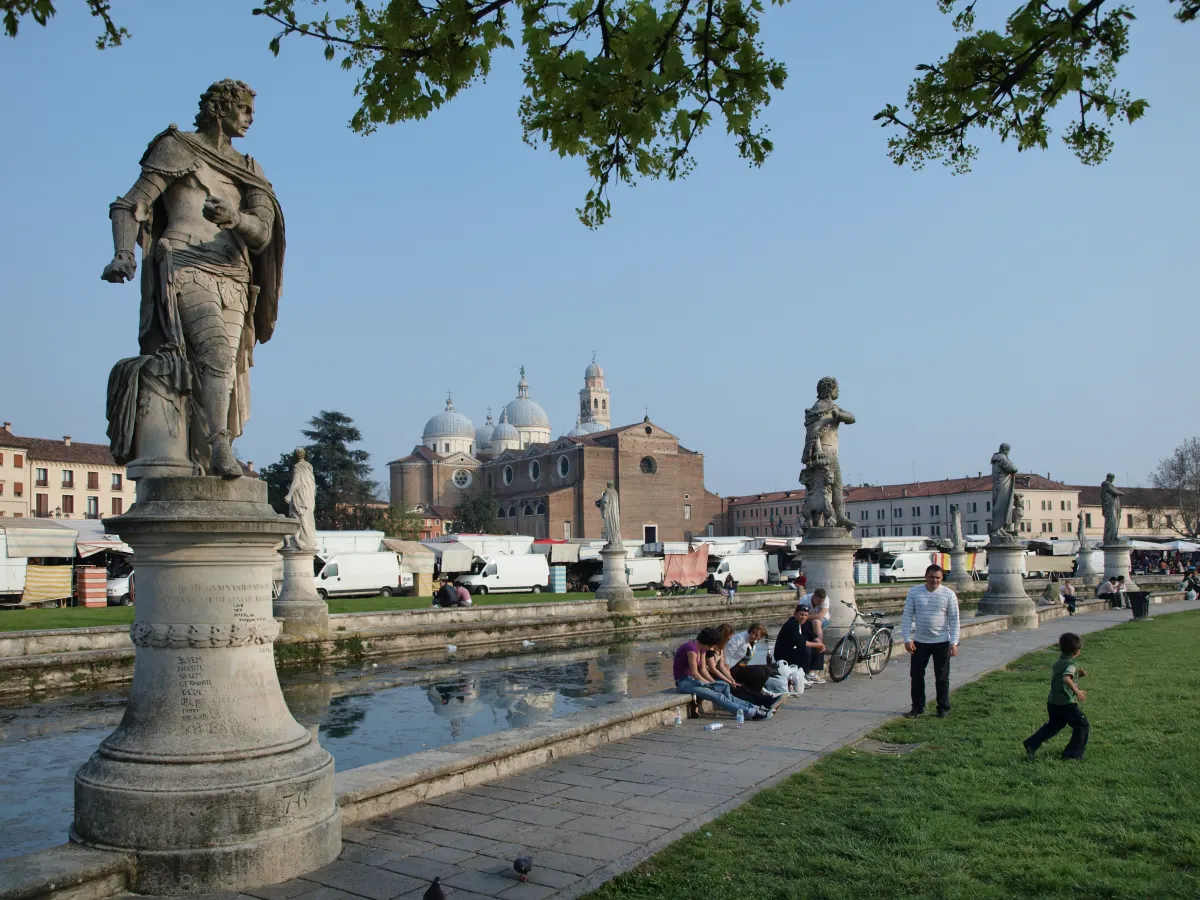 Prato della Valle à Padoue avec ses statues, son canal et la basilique Santa Giustina
