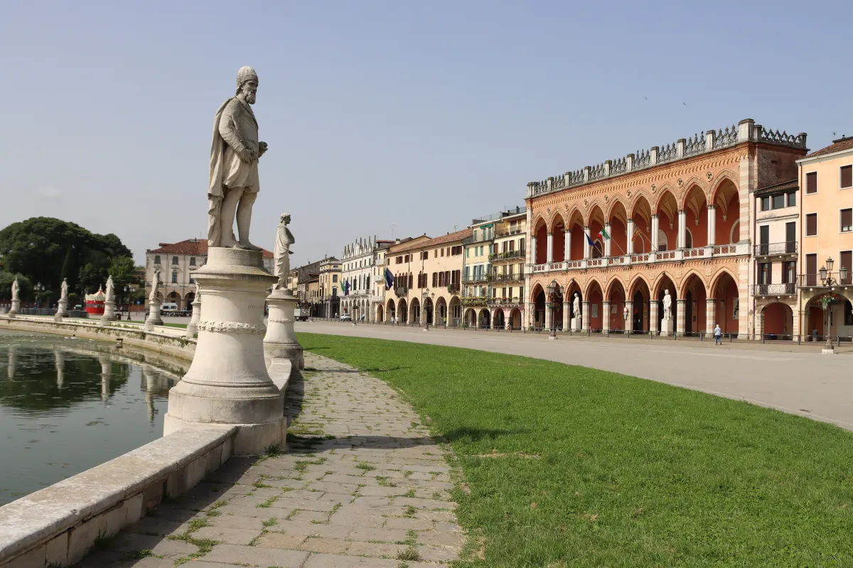 Statues et canal du Prato della Valle devant une loggia