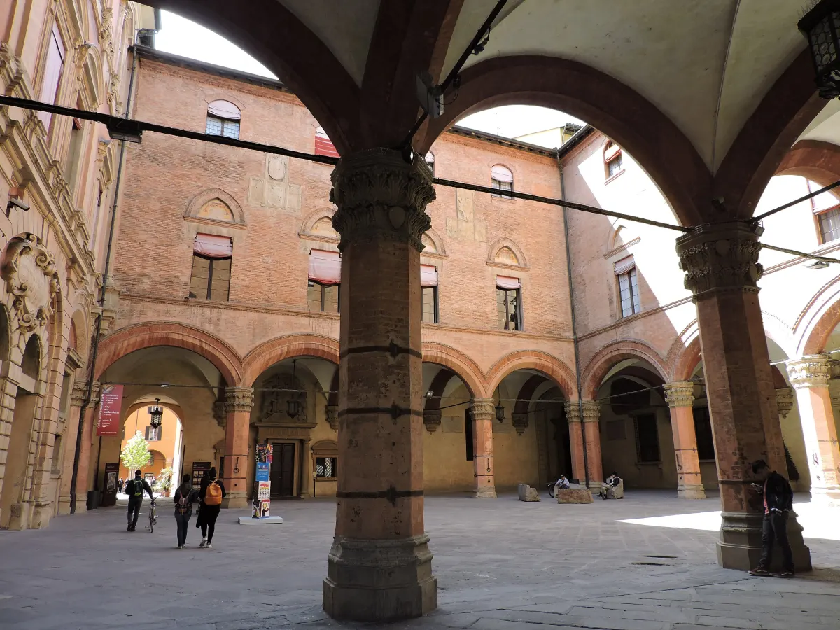 Cour intérieure à arcades du Palazzo d’Accursio