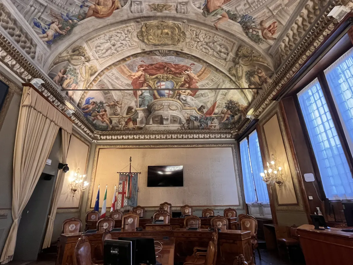 Sala del Consiglio du Palazzo d’Accursio, plafond peint et blason de la ville