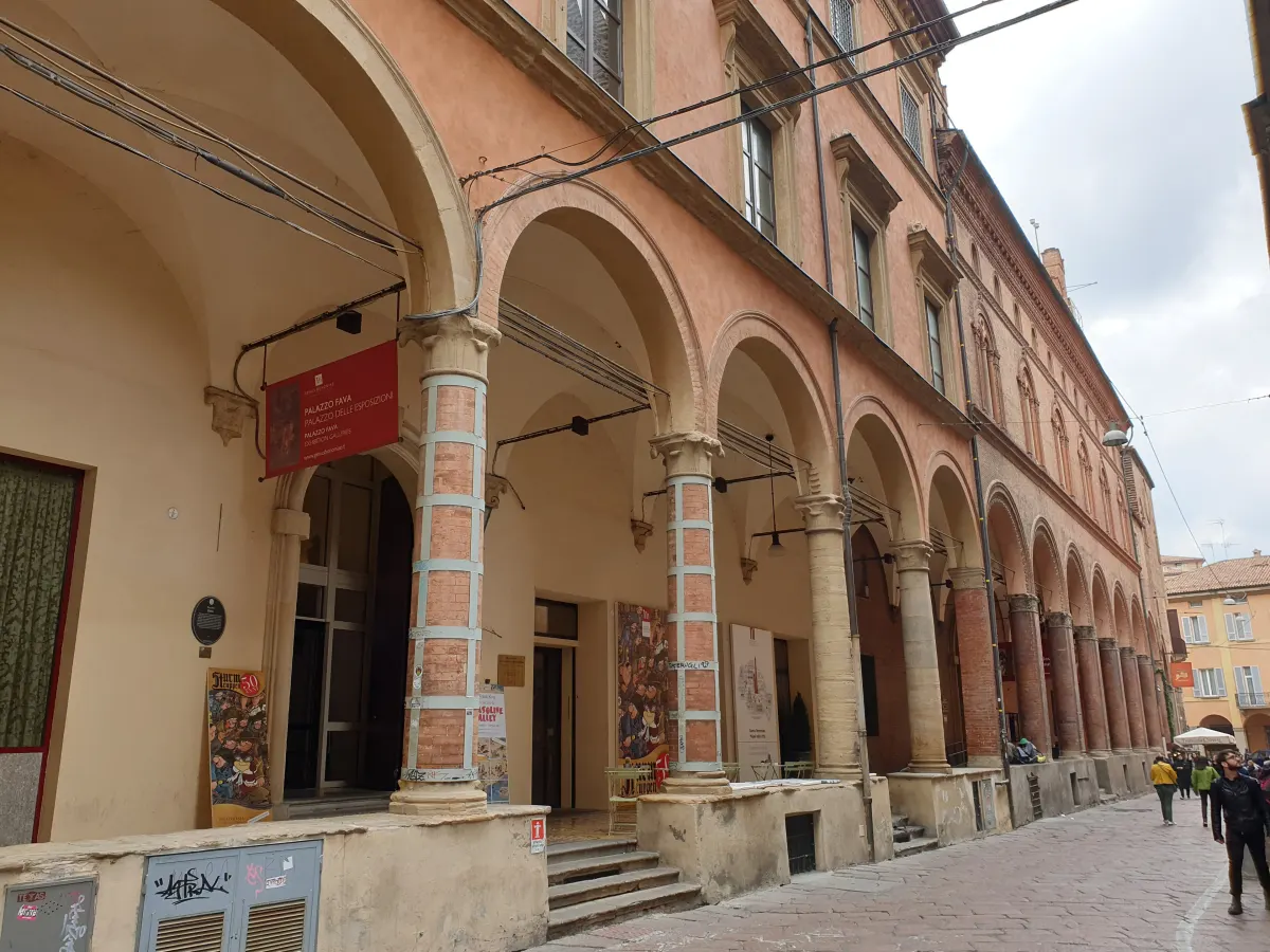 Portique et façade du Palazzo Fava, palais des expositions, via Manzoni