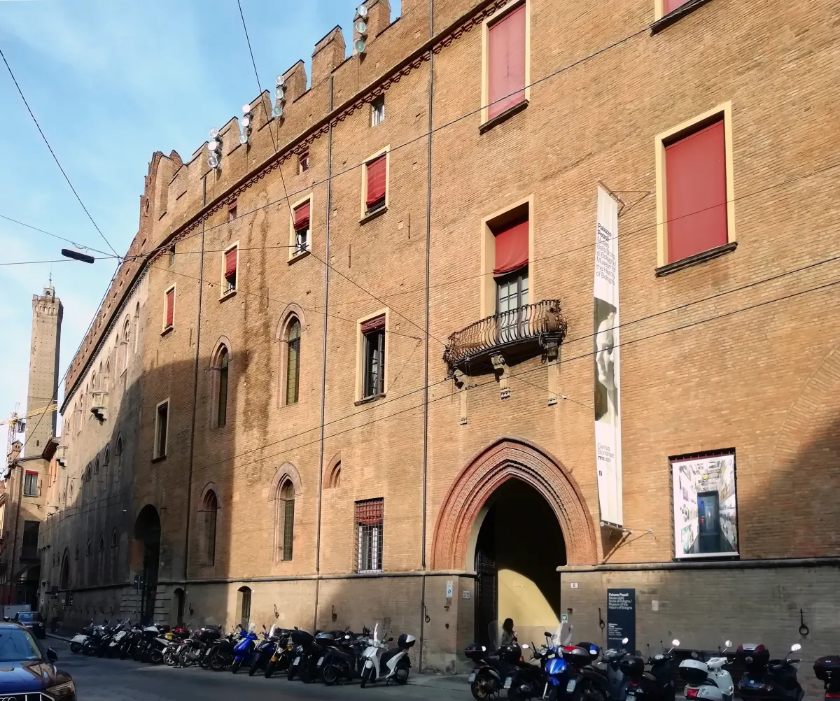 Façade médiévale en brique du Palazzo Pepoli Vecchio, siège du musée de l’histoire de Bologne