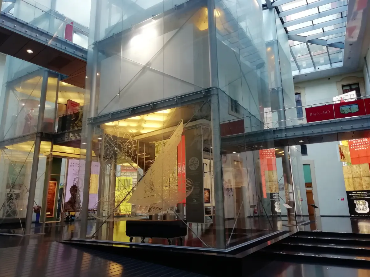 Tour de verre et d’acier installée dans la cour couverte du musée de l’histoire de Bologne