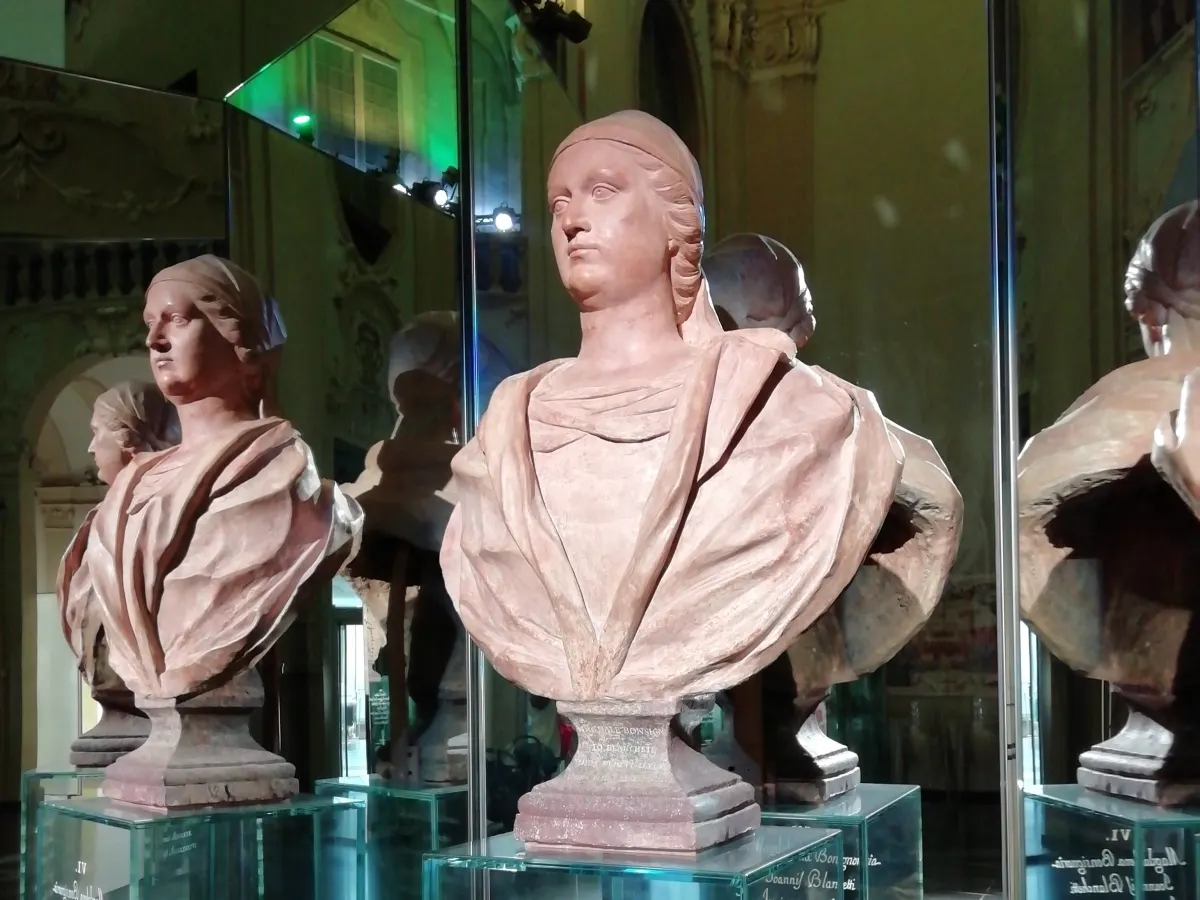 Bustes en terre cuite exposés dans des vitrines du musée de l’histoire de Bologne