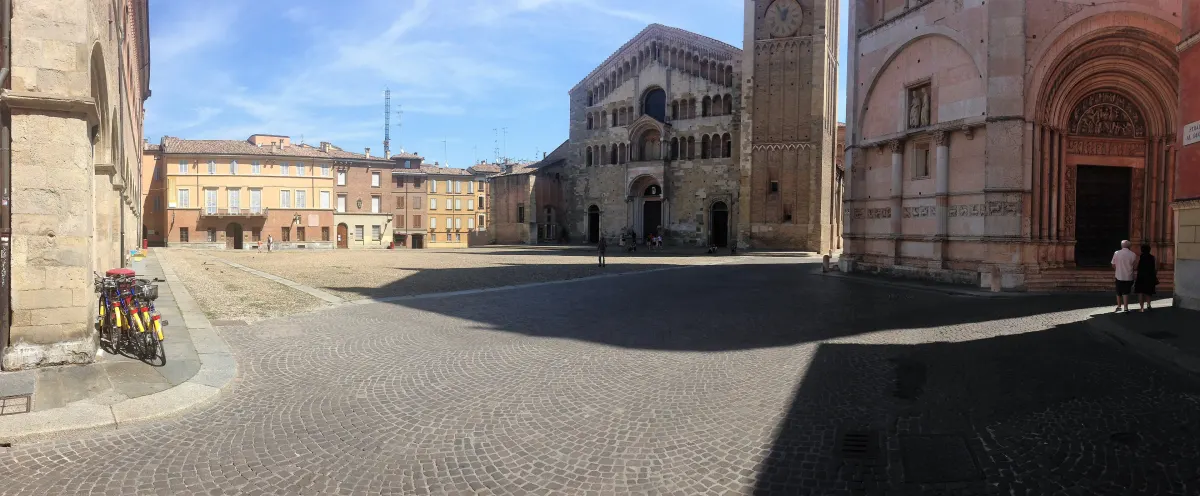 Panorama de la piazza del Duomo de Parme avec la cathédrale et le baptistère