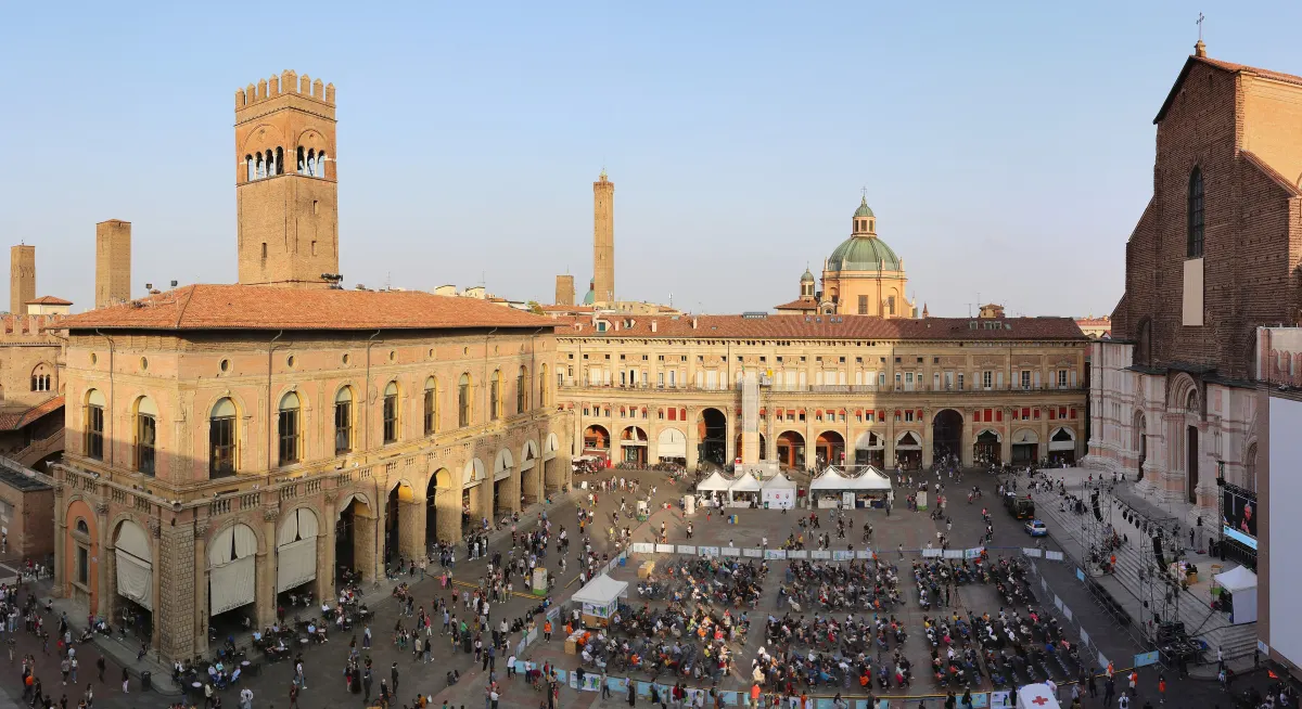Vue d’ensemble de la Piazza Maggiore depuis le Palazzo d’Accursio, avec le Palazzo dei Banchi et la coupole de Santa Maria della Vita