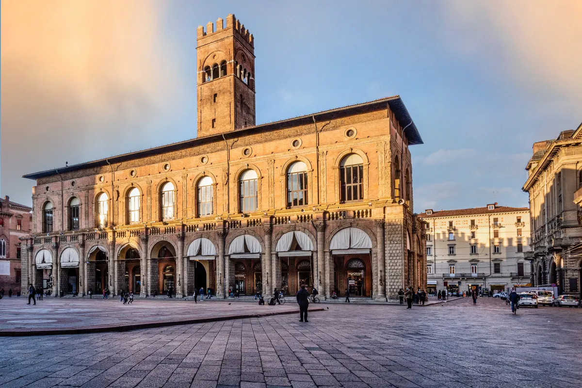 Le Palazzo del Podestà et sa tour sur la Piazza Maggiore à la lumière du soir
