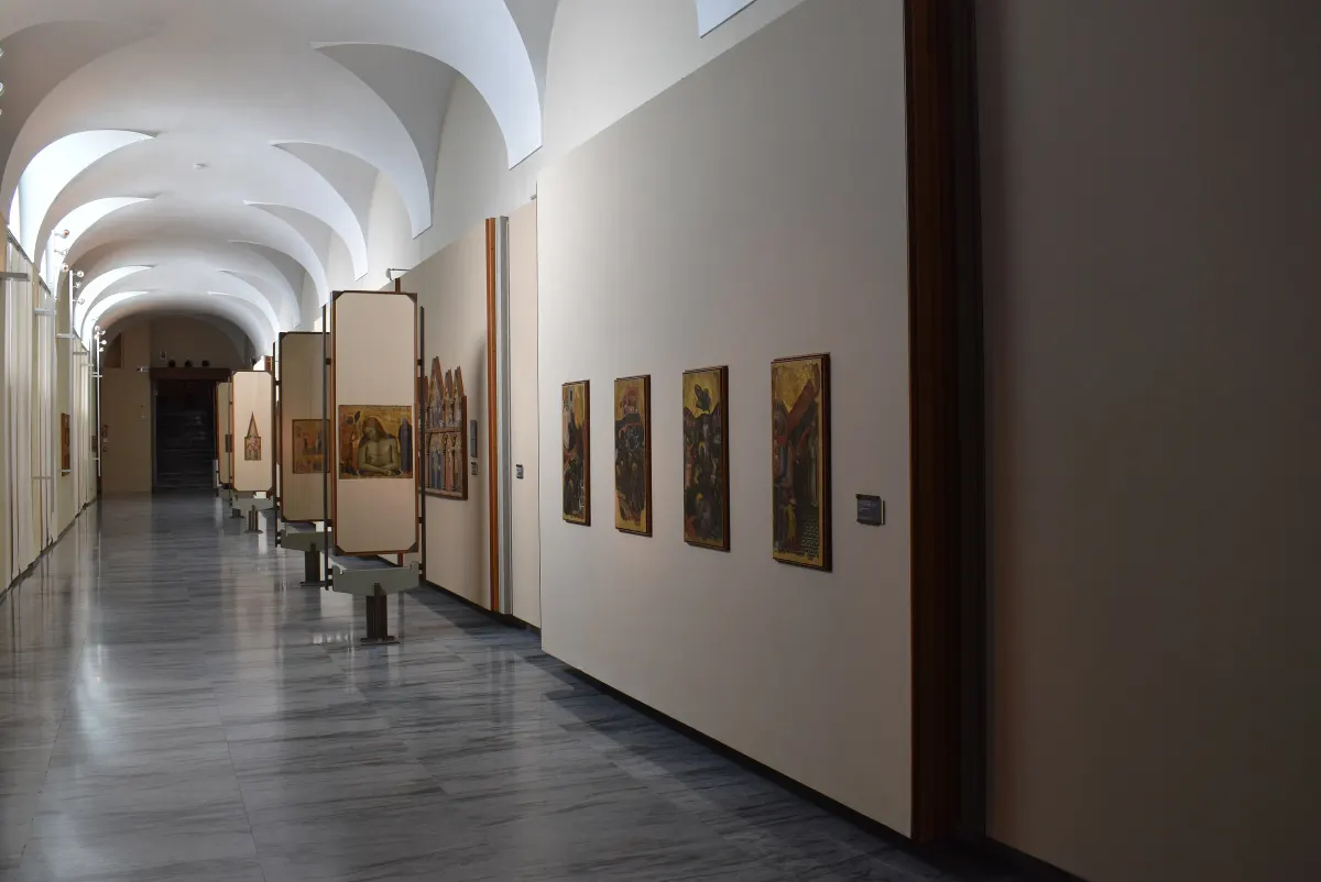 Galerie de la Pinacothèque nationale consacrée à la peinture du XIIIe siècle au gothique