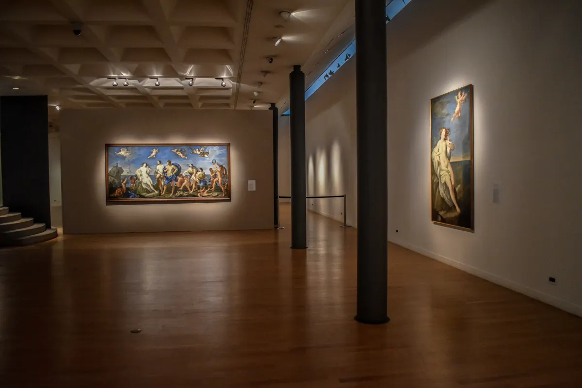 Grand salon de la Pinacothèque nationale avec de grandes toiles de Guido Reni