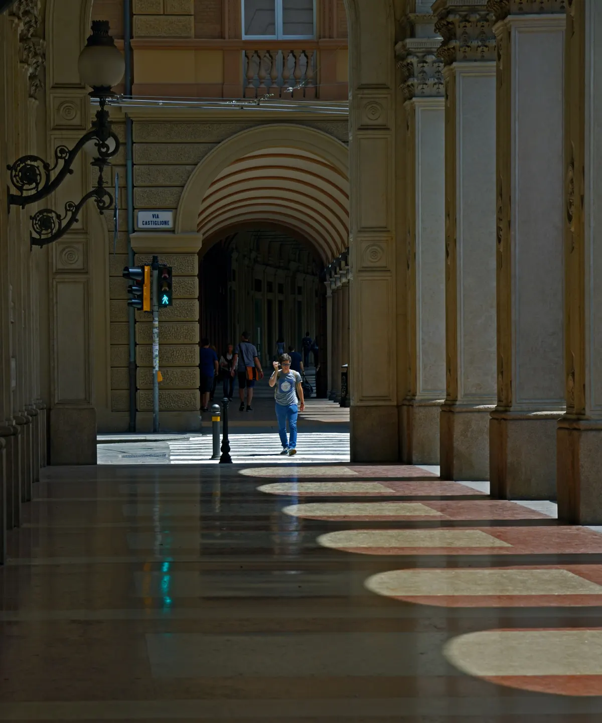 Galerie à arcades d’un portique de Bologne, lumière découpée sur le sol