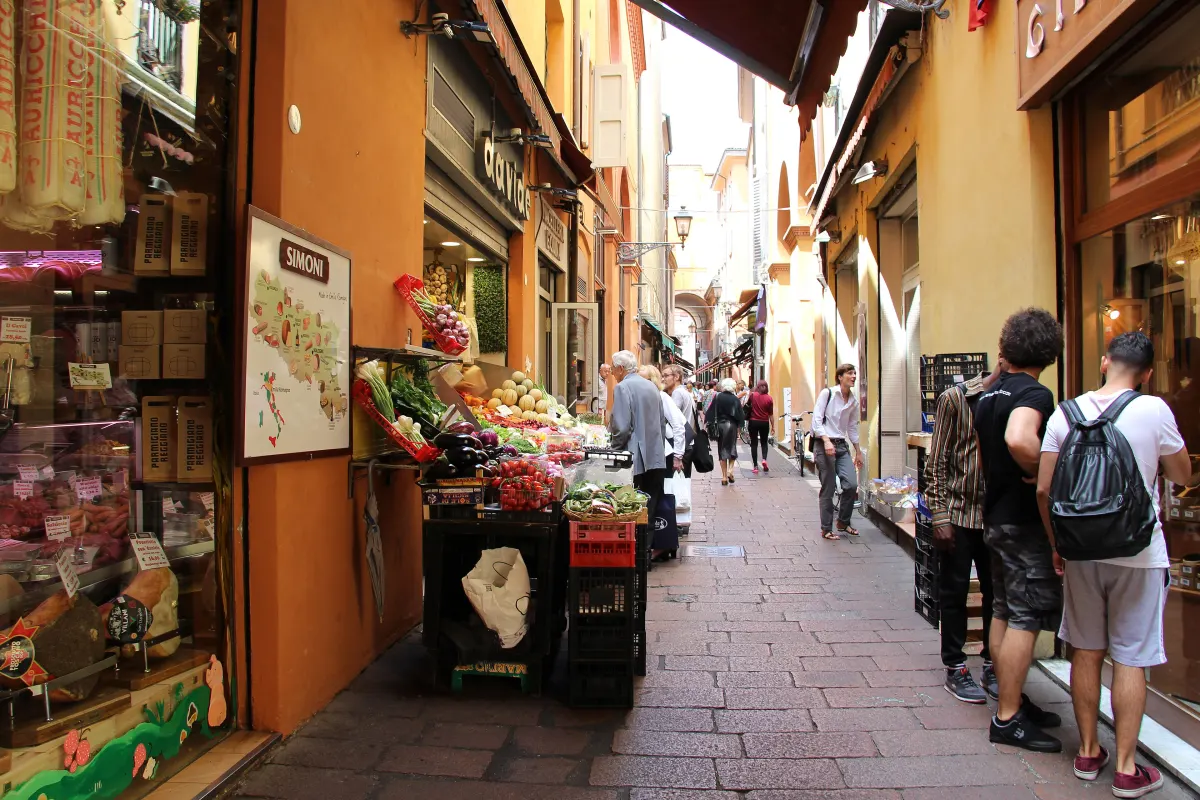 Étals de fruits et légumes dans la via Pescherie Vecchie, ruelle commerçante du Quadrilatero