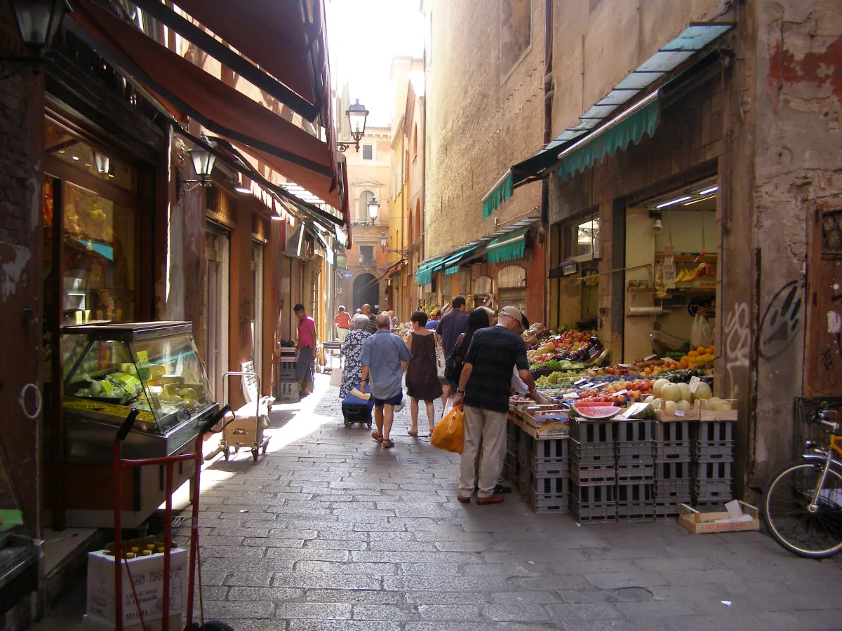 Ruelle pavée du Quadrilatero bordée de boutiques et de devantures