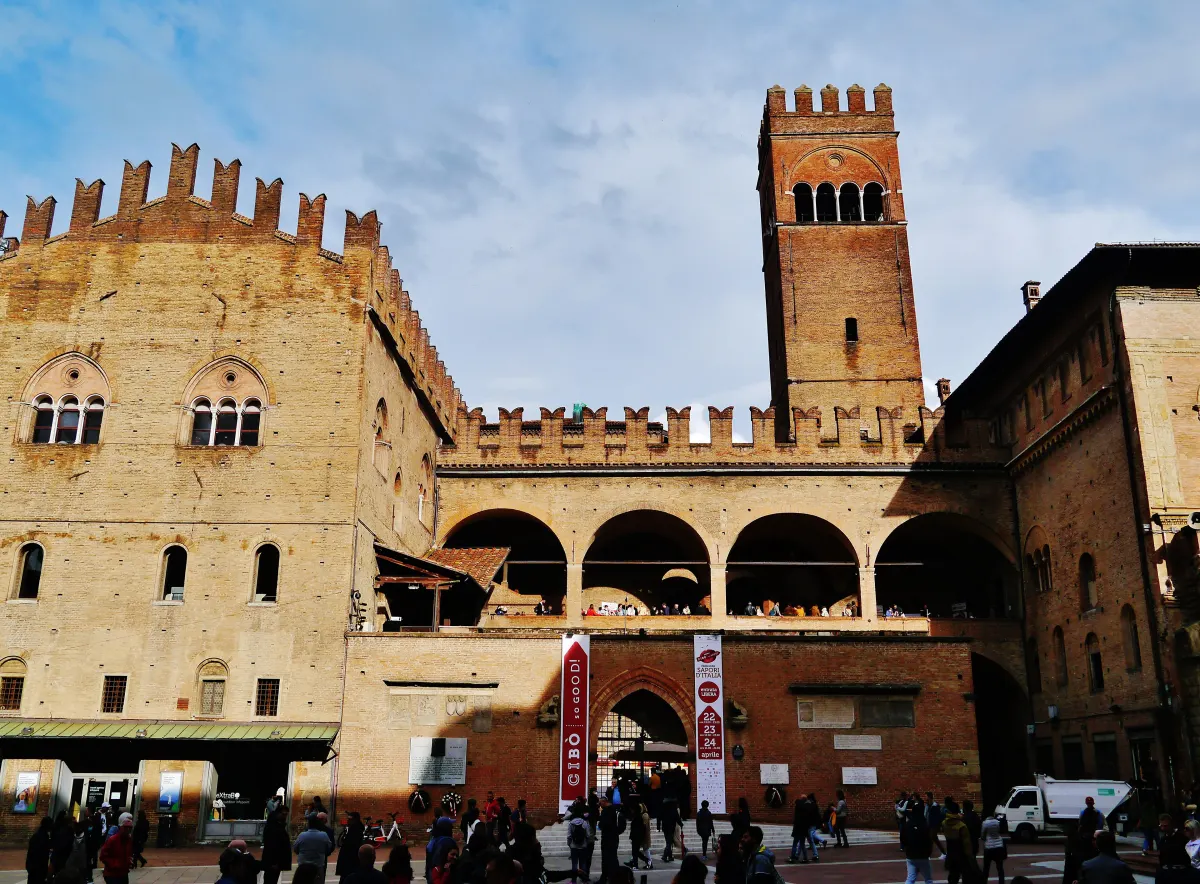 Palais Re Enzo, façade crénelée en brique et tour de l’Arengo sur la piazza del Nettuno