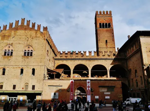 Palais Re Enzo, façade crénelée en brique et tour de l’Arengo sur la piazza del Nettuno