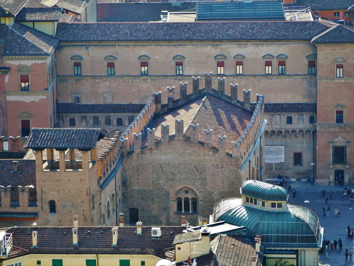 Toits et créneaux du palais Re Enzo vus du haut de la tour des Asinelli