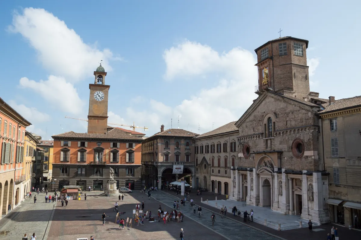 Piazza Prampolini à Reggio Emilia avec la cathédrale et une tour d’horloge