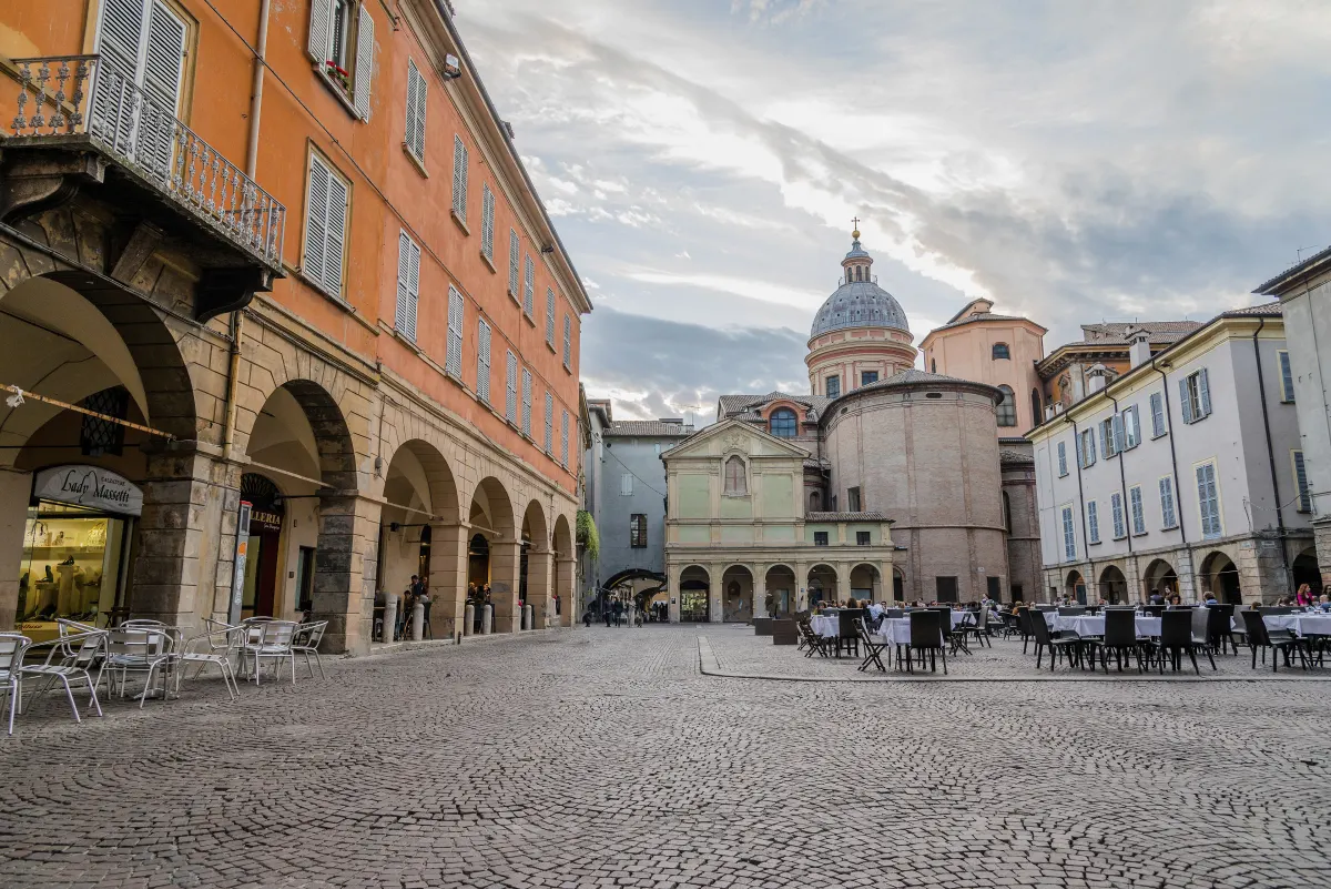 Piazza San Prospero à Reggio Emilia, ses portiques et la basilique
