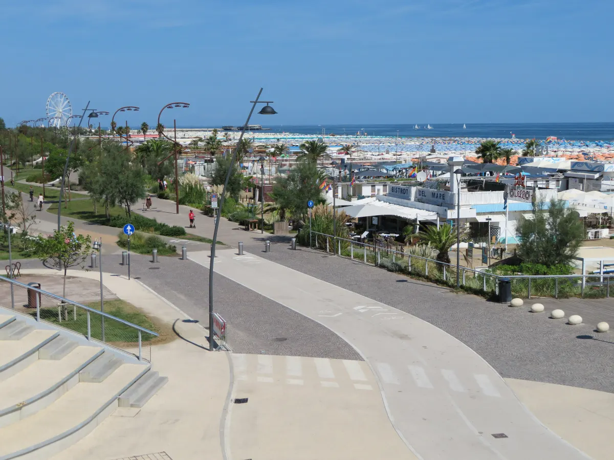 Promenade du Parco del Mare et plage équipée de parasols à Rimini