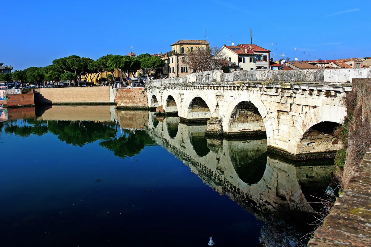 Pont romain de Tibère à cinq arches se reflétant dans l’eau à Rimini