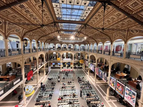 Grande salle couverte de la bibliothèque Salaborsa avec sa verrière et ses galeries