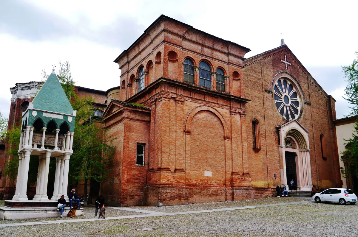 Façade romane en brique de la basilique San Domenico et l’une des tombes des glossateurs sur la place