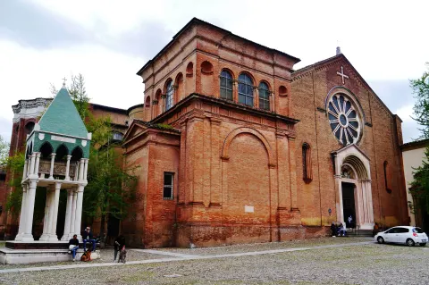 Façade romane en brique de la basilique San Domenico et l’une des tombes des glossateurs sur la place