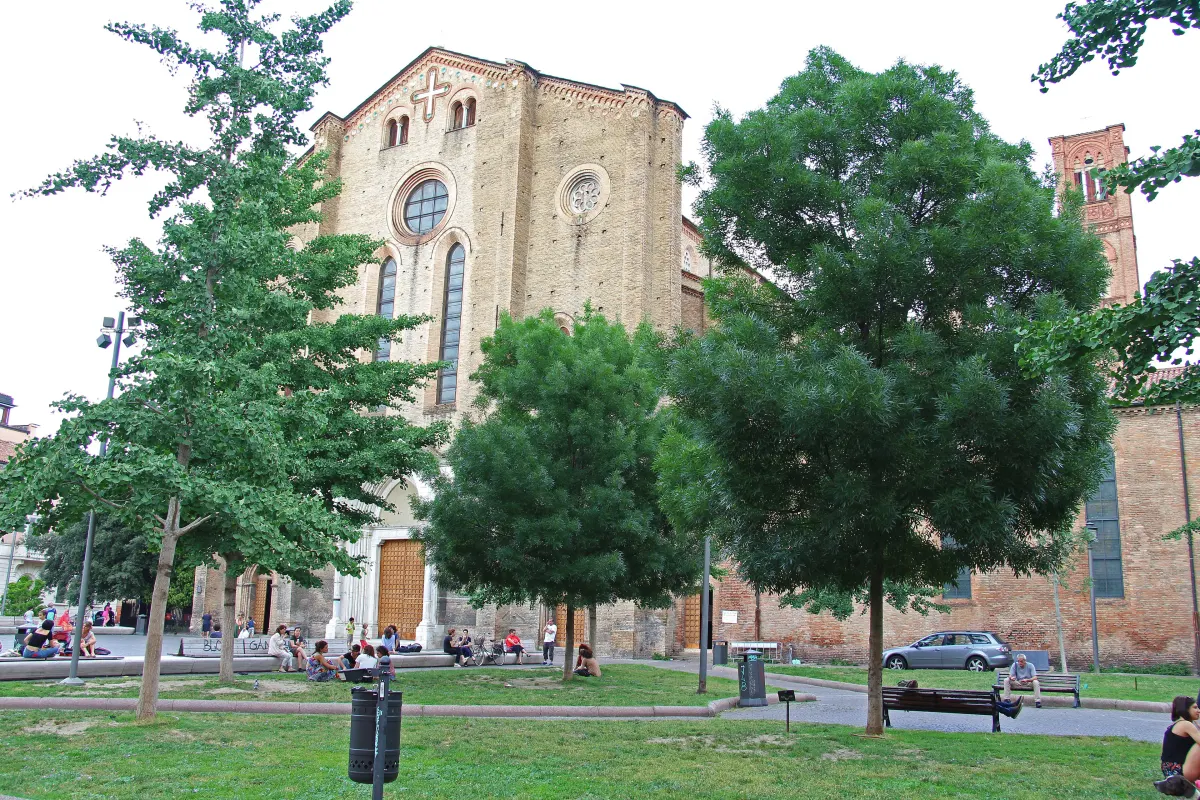 Façade de la basilique San Francesco de Bologne derrière les arbres de la place