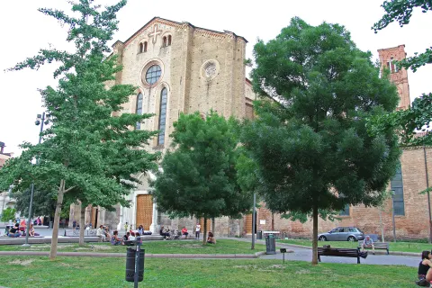 Façade de la basilique San Francesco de Bologne derrière les arbres de la place