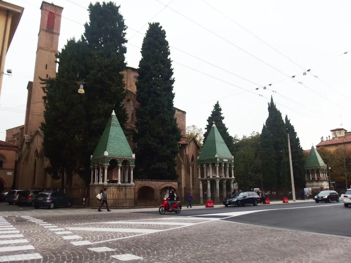Tombeaux des glossateurs à toits pyramidaux verts près de San Francesco