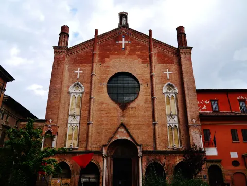 Façade de brique de la basilique San Giacomo Maggiore à Bologne