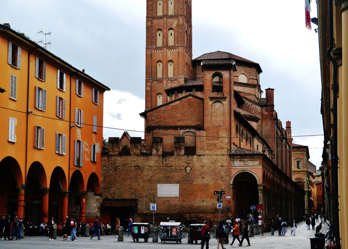 Chœur et campanile de San Giacomo Maggiore vus de la piazza Rossini