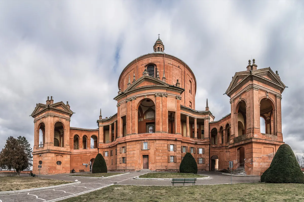 Sanctuaire de la Madonna di San Luca, façade rose et coupole, entouré de ses ailes à arcades