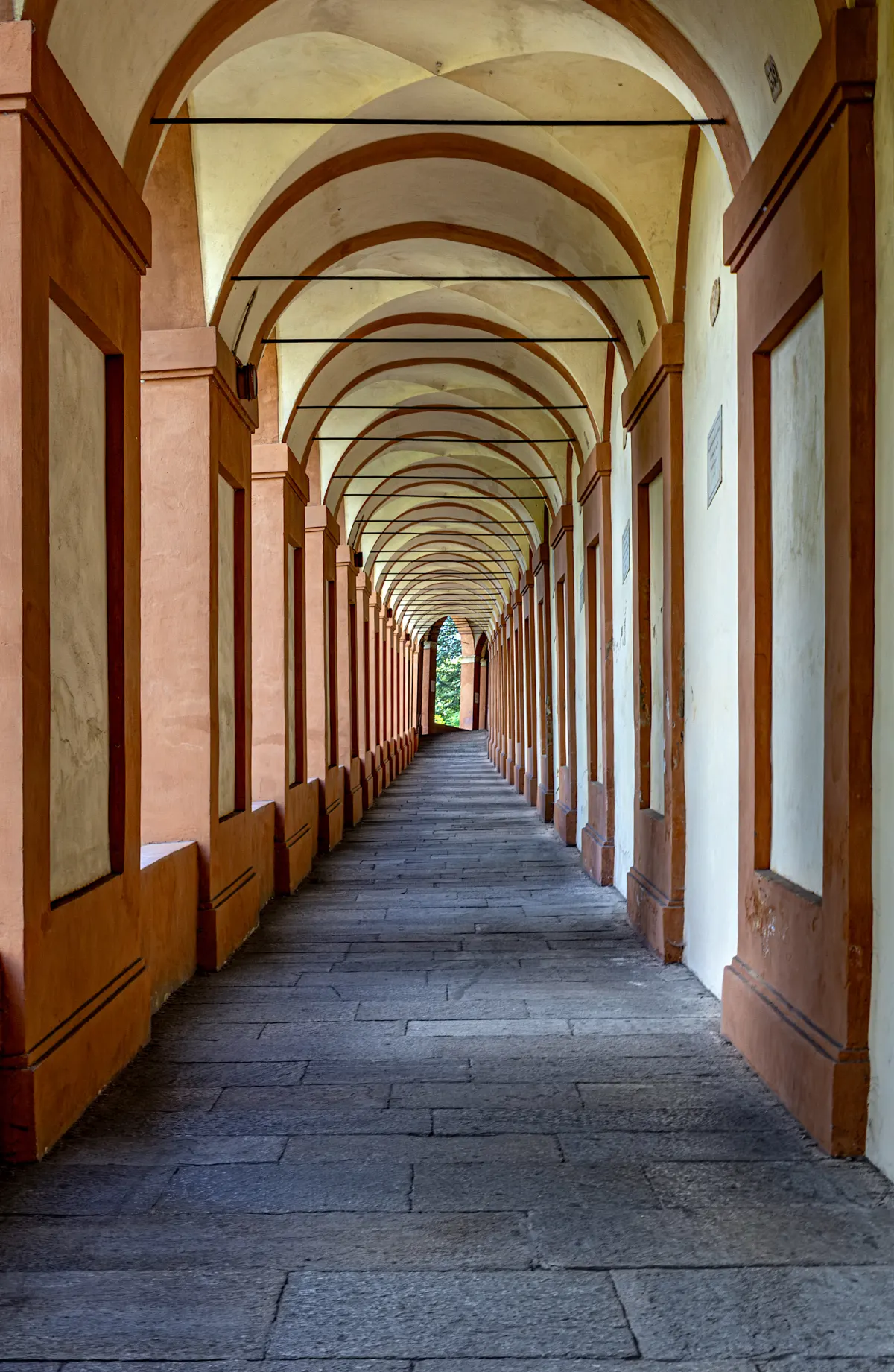 Enfilade d’arches du portique de San Luca montant vers le sanctuaire