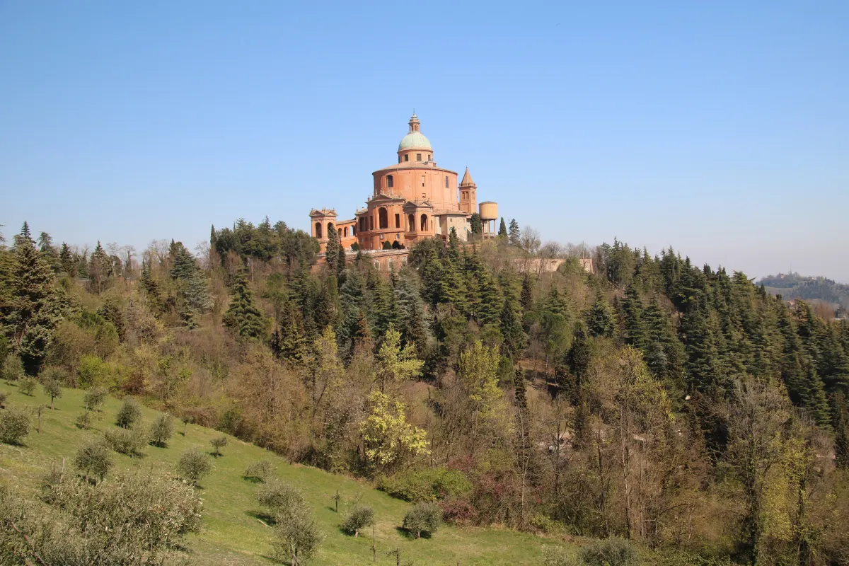 Le sanctuaire de San Luca vu depuis un sentier des collines, au-dessus des oliviers