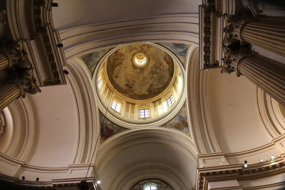 Intérieur du sanctuaire de San Luca, coupole et décor baroque