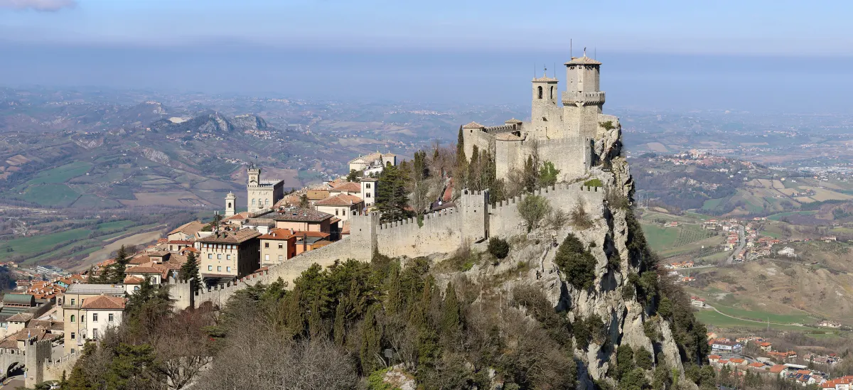 La forteresse de la Guaita perchée sur une falaise au-dessus des collines