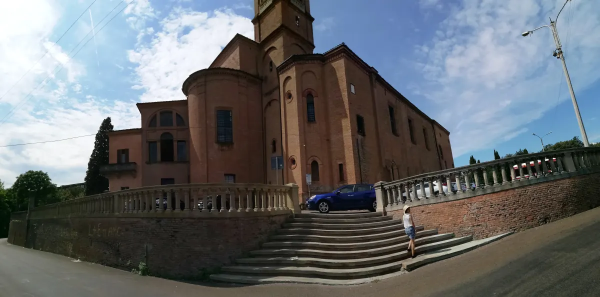 Église et ancien monastère de San Michele in Bosco sur la colline, grand escalier en brique