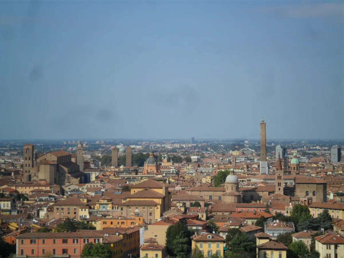 Le centre historique de Bologne et ses tours vus depuis l’esplanade de San Michele in Bosco