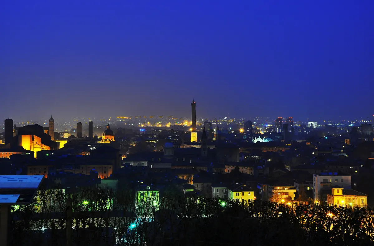Bologne illuminée la nuit vue depuis la colline de San Michele in Bosco