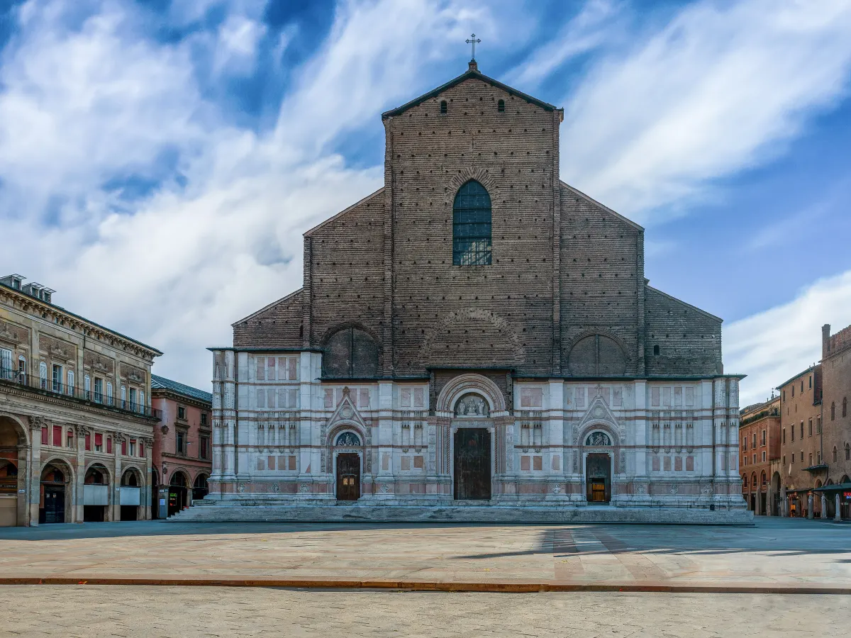 Façade de la basilique San Petronio, partie basse en marbre et partie haute en brique inachevée