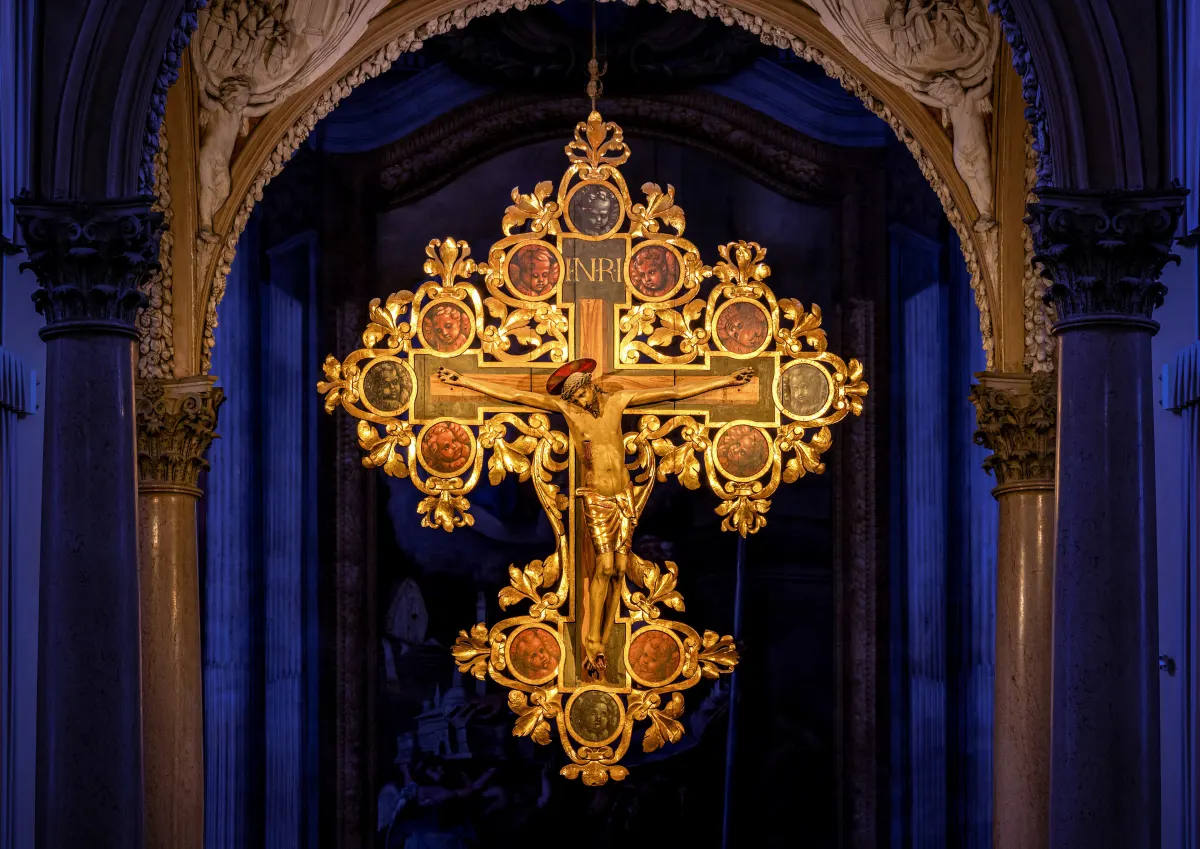 Crucifix doré du XVe siècle au-dessus du maître-autel de San Petronio