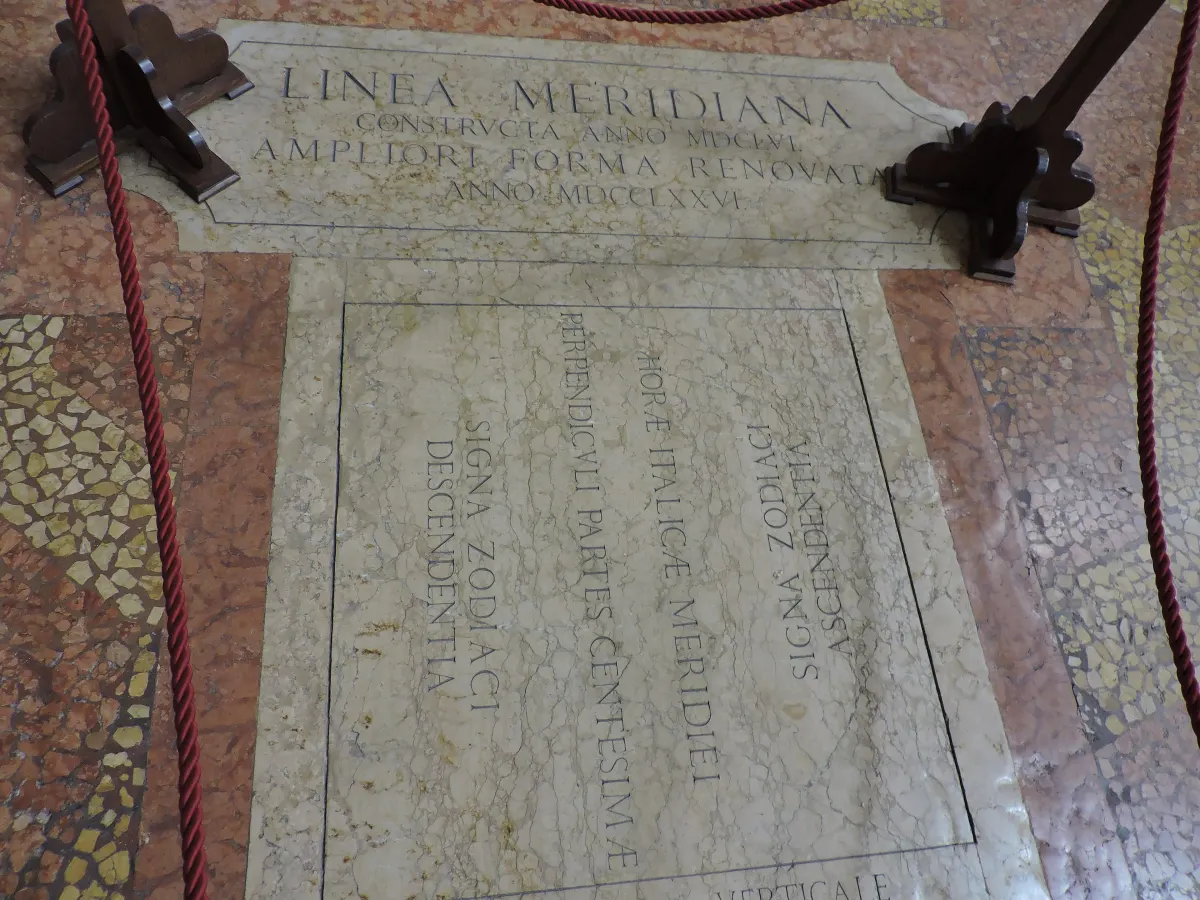 Ligne méridienne de Cassini incrustée dans le pavement de San Petronio