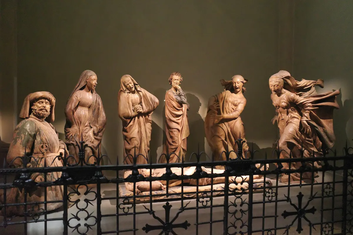 Les sept statues en terre cuite du Compianto de Niccolò dell’Arca autour du Christ mort