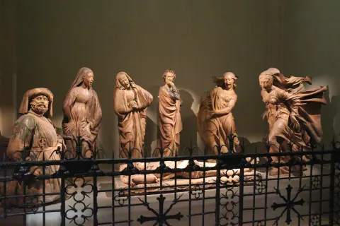 Les sept statues en terre cuite du Compianto de Niccolò dell’Arca autour du Christ mort