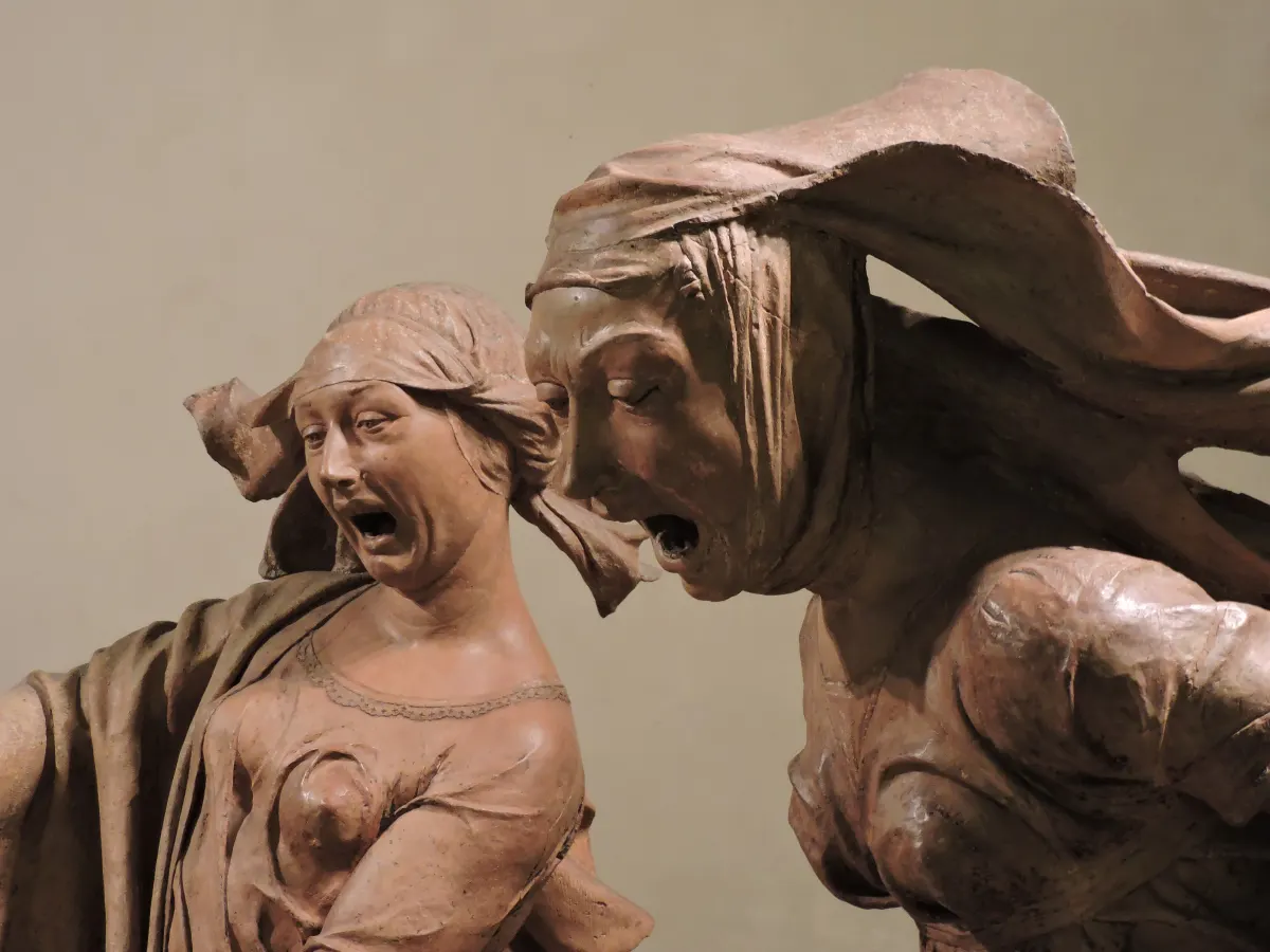 Détail expressif de deux pleureuses en terre cuite du Compianto