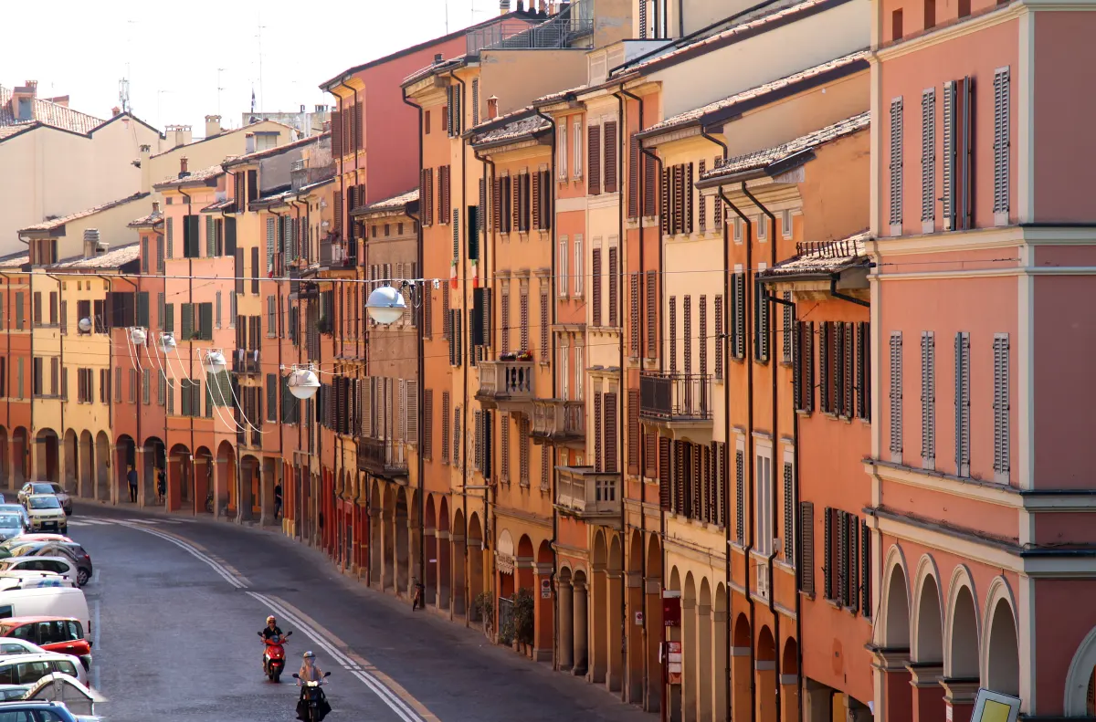 Façades colorées et portiques de la via Saragozza, à l’intérieur de la porte