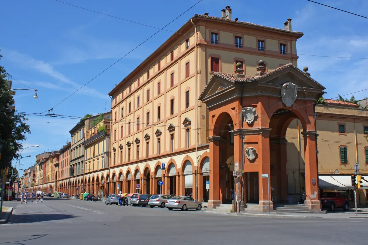 Début du portique de San Luca à Porta Saragozza